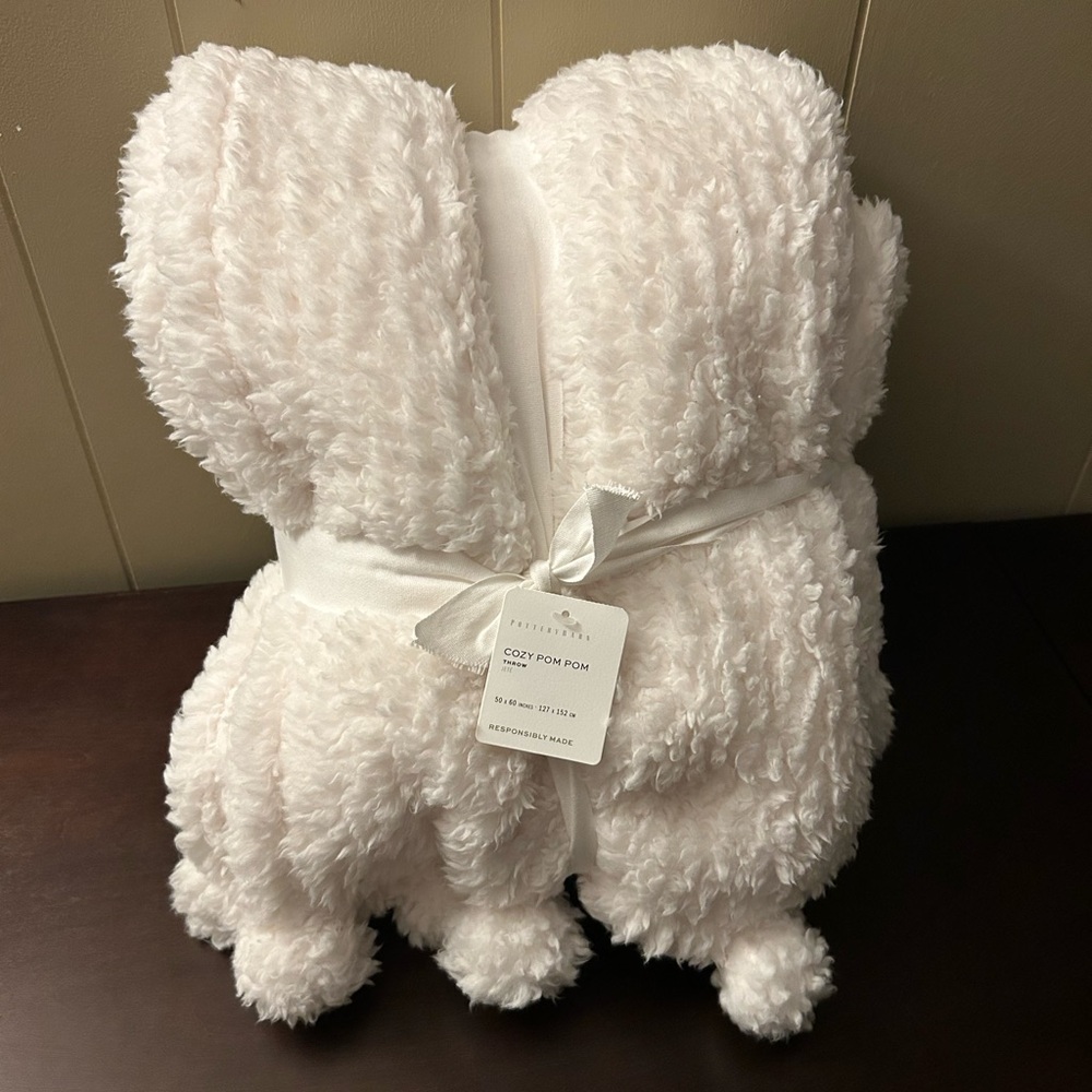 Cozy Pom Pom Sherpa Throw